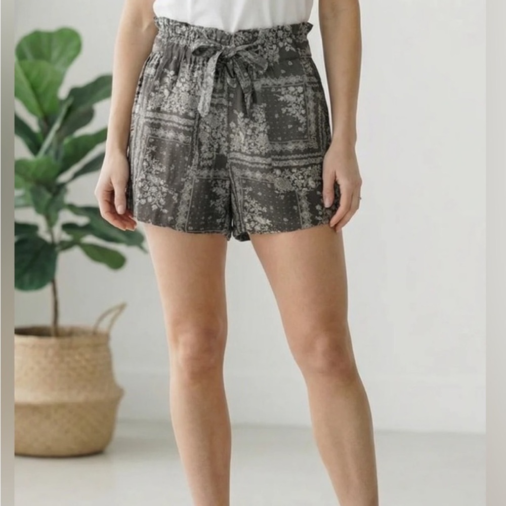 And The Why
146 And The Why Cotton Charcoal
Printed Pocketed Tie Shorts
